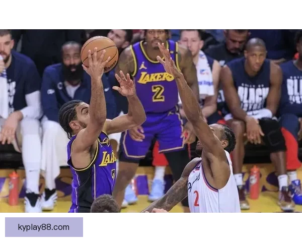 詹姆斯背靠背三双创历史新高 与东契奇激情熊抱庆祝胜利